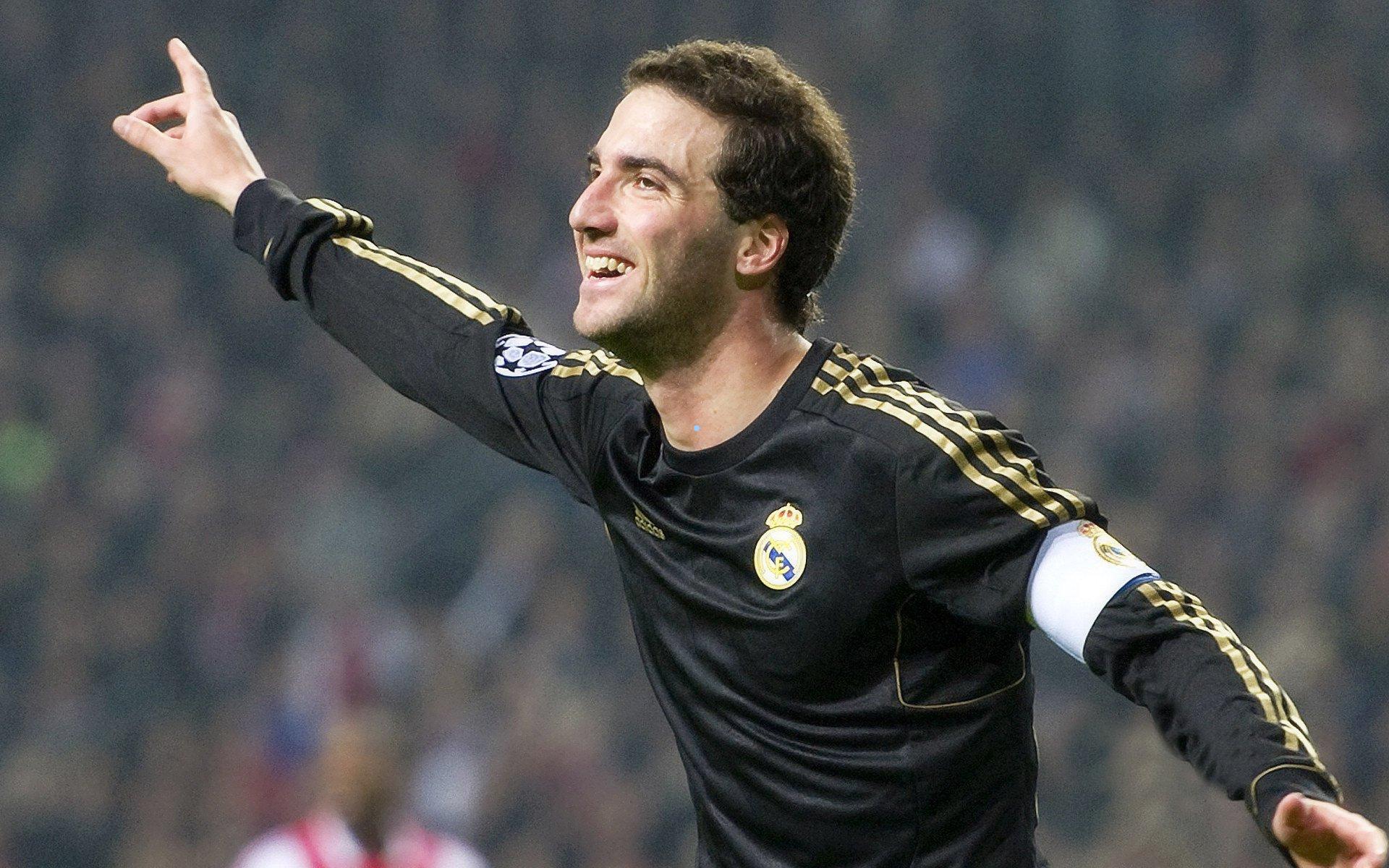 文班亚马童年趣事曝光，14岁身高已能踢中篮筐上卡住的球